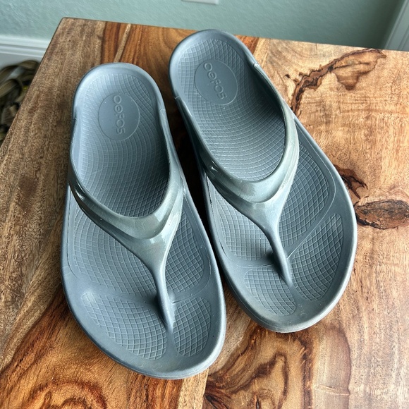 OOfos flip flops, size 8 (EU 39) - Picture 1 of 8
